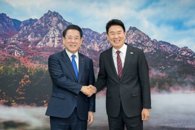 김영록(왼쪽) 전남도지사와 노관규 순천시장이 7일 전남도청 접견실에서 반갑게 악수를 나누며 기념촬영을 하고 있다. 이날 노관규 시장은 김영록 지사에게 순천 등 동부권 일대에 이 ‘RE100 반도체 국가산단’ 유치를 공식 제안하는 등 공감대를 형성했다. 사진 제공=순천시