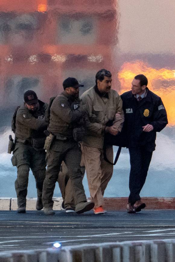 베네수엘라 대통령 니콜라스 마두로가 미국 맨해튼 다니엘 패트릭 모이니한 연방법원으로 향하는 초기 출두 절차를 위해 호송되고 있다. ⓒREUTERS