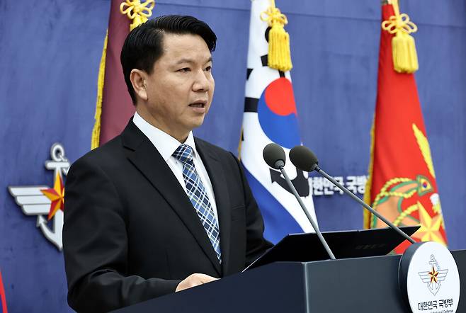 김홍철 국방부 국방정책실장이 1월10일 서울 용산구 국방부 브리핑룸에서 무인기 관련 북한 총참모부 성명에 대한 국방부의 입장을 발표하고 있다. ⓒ 연합뉴스