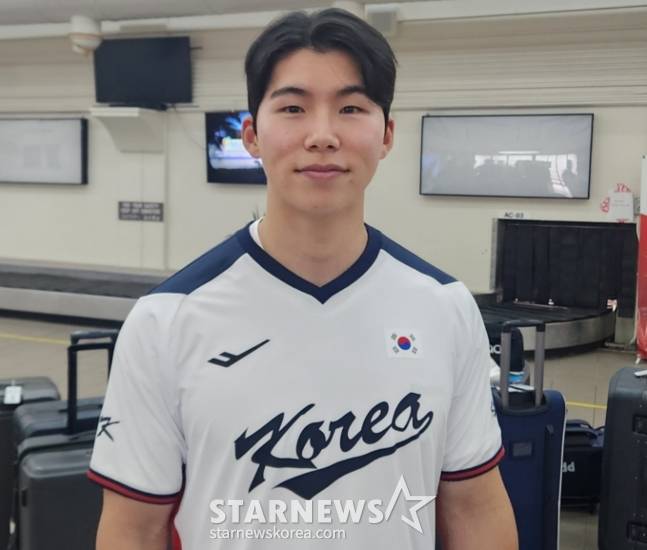 김혜성이 9일 사이판 공항에 도착해 취재진과 인터뷰를 하고 있다. /사진=안호근 기자