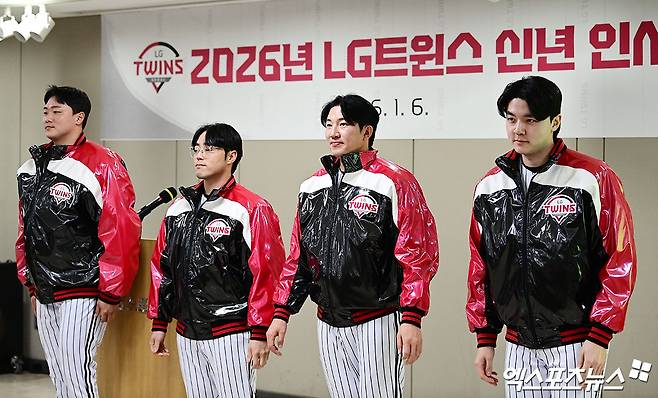 지난 6일 오후 서울 송파구 잠실야구장에서 열린 '2026 LG 트윈스 시무식'에 참석한 LG 이재원, 김민수, 장시환, 이민호가 인사하고 있다. 엑스포츠뉴스 DB