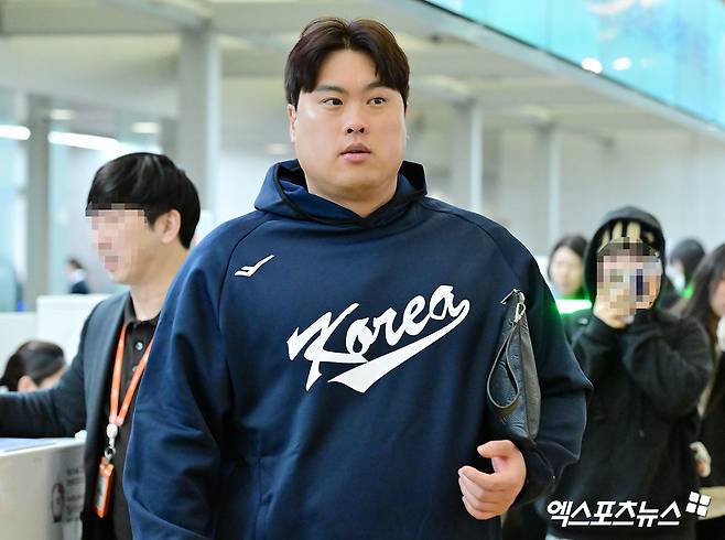 한국 야구 대표팀이 2026 WBC(월드베이스볼클래식) 대비 1차 캠프를 위해 9일 오전 인천국제공항을 통해 사이판으로 출국했다. 출국장으로 향하는 류현진. 인천공항, 김한준 기자