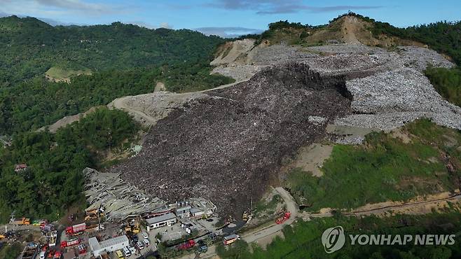 필리핀 쓰레기 더미 붕괴 사고 현장 [AP 연합뉴스. 재판매 및 DB 금지]