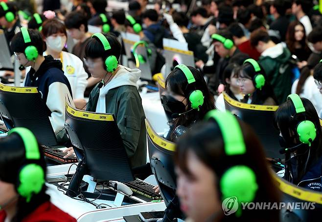 2025 지스타 개막…게임 삼매 (부산=연합뉴스) 손형주 기자 = 13일 오전 부산 벡스코에서 개막한 국내 최대 게임쇼 2025 지스타에서 관람객들이 게임을 즐기고 있다. 지스타는 오는 16일까지 총 44개국, 1천273개사, 3천269부스 규모로 열린다. 2025.11.13 handbrother@yna.co.kr