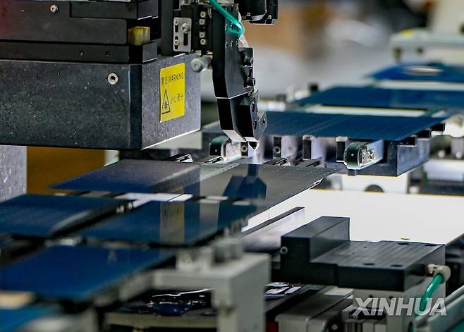 중국 신장 우루무치의 한 신에너지 기업에서 절단되고 있는 태양광 패널 [신화 연합뉴스 자료사진. 재판매 및 DB금지]