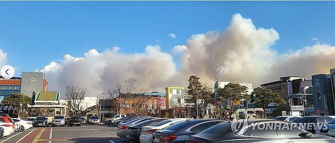 의성군서 산불 확산 (의성=연합뉴스) 10일 오후 3시 14분께 경북 의성군 의성읍 비봉리 산에서 불이 나서 연기가 읍내로 확산하고 있다. 2026.1.10 [독자제공, 재판매 및 DB 금지] sunhyung@yna.co.kr