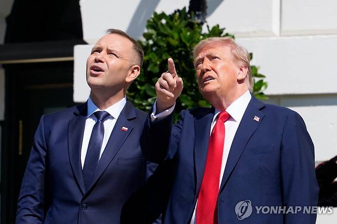 카롤 나브로츠키 폴란드 대통령(왼쪽), 도널드 트럼프 미국 대통령 [EPA 연합뉴스 자료사진. 재판매 및 DB 금지]