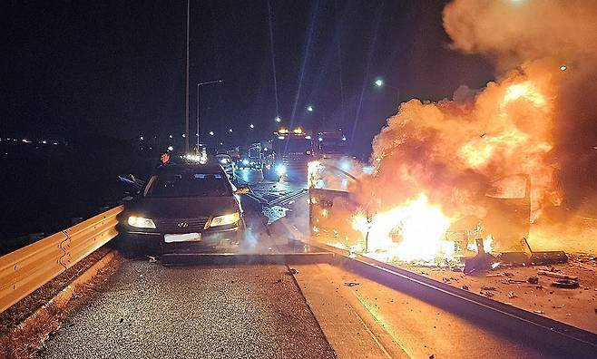 상주·성주 등 경북 곳곳에서 블랙아이스 사고…7명 사망 (상주·성주=연합뉴스) 손대성 기자 = 경북 곳곳에서 블랙아이스(도로 결빙)에 의한 것으로 추정되는 사고가 연이어 나면서 7명이 숨지는 등 많은 인명 피해가 발생했다.
    10일 경북경찰청과 경북소방본부 등에 따르면 이날 오전 7시 2분께 남상주나들목 인근 서산 방향 서산영덕고속도로에서 트레일러 차량이 앞서가던 차량을 추돌하며 약 2㎞ 간격을 두고 연쇄 추돌사고 2건이 발생했다.
    이날 사고 차량에서 화재가 발생하고 있다. 2026.1.10 [경북소방본부 제공. 재판매 및 DB 금지] photo@yna.co.kr