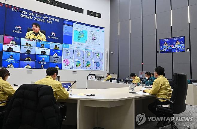 대설·한파 관계기관 대처 상황 긴급 점검 회의 (서울=연합뉴스) 김광용 행정안전부 재난안전관리본부장이 10일 정부세종청사 중앙재난안전상황실에서 '1.9~12일 대설·한파 관계기관 대처 상황 긴급 점검 회의'를 주재하고 있다. 2026.1.10 [행정안전부 제공. 재판매 및 DB 금지] photo@yna.co.kr