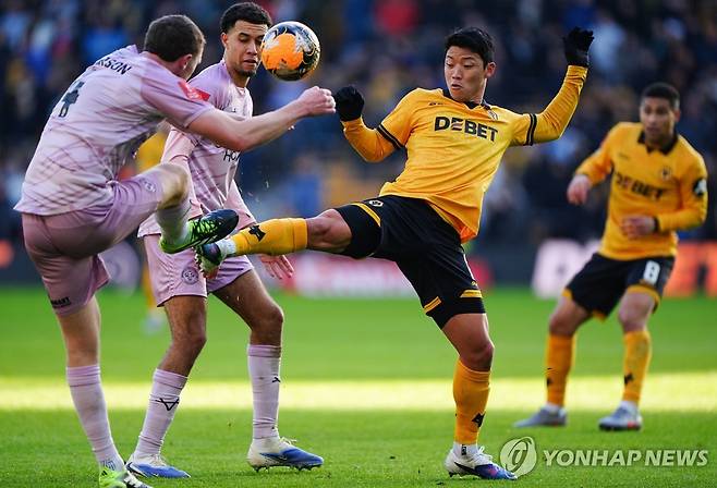 볼 다투는 황희찬 [AP=연합뉴스]