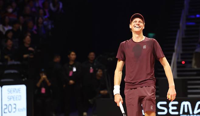 ▲&nbsp;10일 인천 인스파이어 아레나에서 열린 현대카드 슈퍼매치14에서 경기가 끝난 뒤 얀니크 신네르 선수(Jannik Sinner)가 환하게 웃고 있다. /양진수기자photosmith@incheonilbo.com