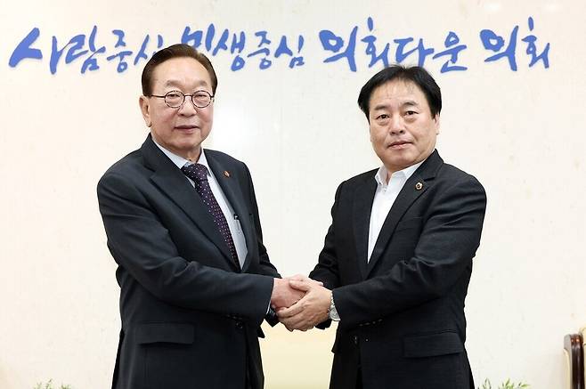 ▲ 김동규(오른쪽) 의원이 백범 김구 선생의 장손인 김진 광복회 상근부회장을 만나 기념사진을 찍고 있다. /사진제공=경기도의회