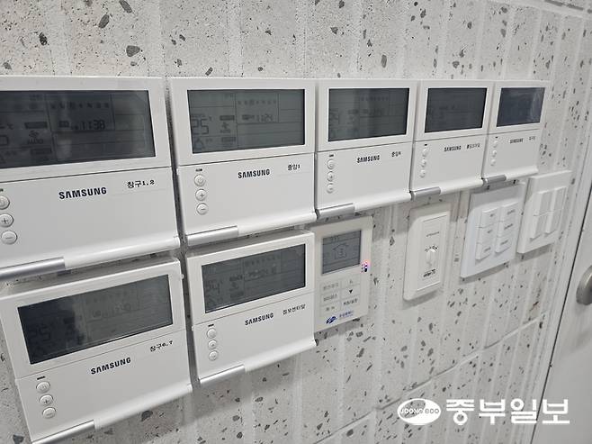 지난 8일 오후 경기도내 한 공공청사의 내부 일부 공간의 난방온도가 24~25℃로 설정돼 있다. 한바오로기자