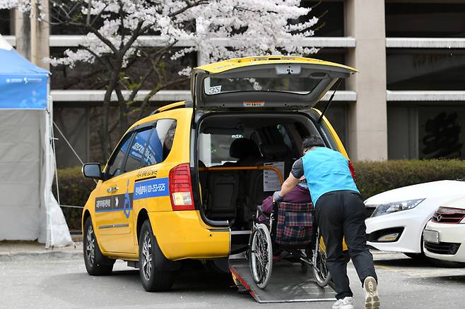 교통약자 이동지원 차량인 한아름콜택시. 사진=수원시 포토뱅크