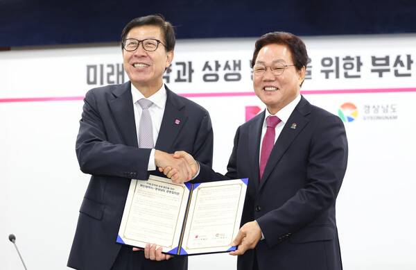 박완수(오른쪽) 경남도지사와 박형준 부산시장이 2024년 10월 17일 부산시청에서 회동하고 '미래 도약과 상생 발전을 위한 경남도-부산시 공동합의문'을 발표하고 있다. /경남도