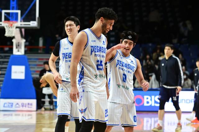 프로농구 대구 한국가스공사 페가수스의 데니 보트라이트(왼쪽 두번째, 선수번호 25)와 샘조세프 벨란겔(왼쪽 세번째)이 10일 부산 KCC 이지스와의 경기 승리 후 하이파이브를 하고 있다. KBL 제공.