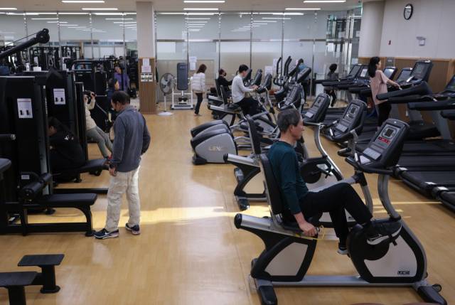 8일 대구 남구국민체육센터를 찾은 시민들이 운동을 하고 있다. 김영진 기자 kyjmaeil@imaeil.com