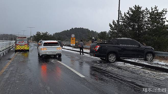 서귀포시 안덕면 눈길 교통사고 현장.&nbsp;