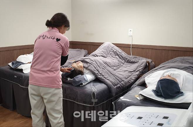 케어링 주간보호센터에서 피부미용 서비스를 받고 있는 노인들. (사진=김응태 기자)