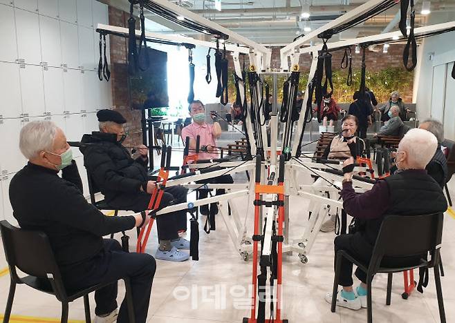 케어링이 노인들의 신체 활동을 개선하기 위해 진행 중인 ‘올리고’ 수업 모습. (사진=김응태 기자)