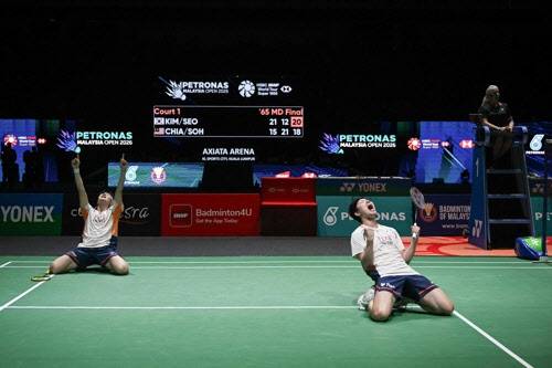 남자 복식 김원호-서승재 조가 말레이시아오픈 우승을 확정지은 뒤 코트 위에서 포효하고 있다. 사진=AFPBBNews