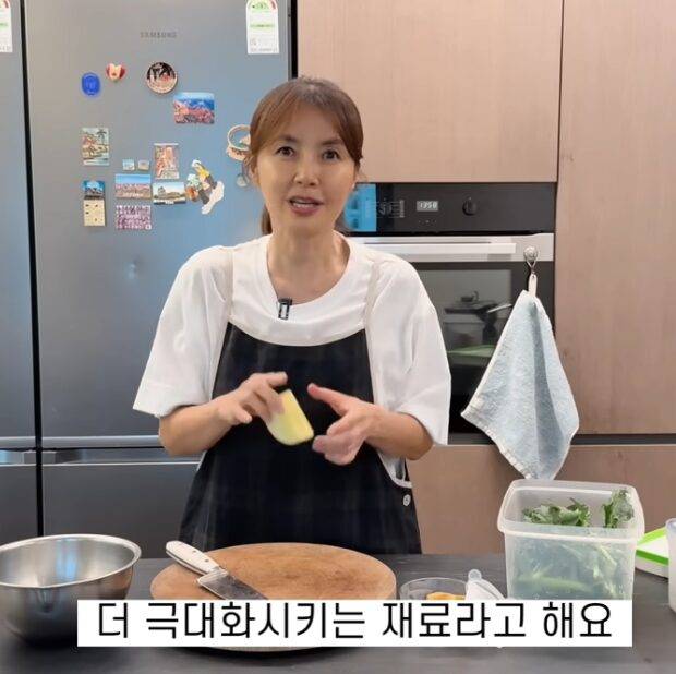 배우 신애라가 건강에 좋은 샐러드를 소개했다. 사진=유튜브 채널 '신애라이프'
