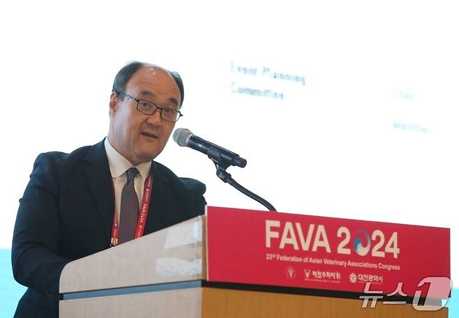 우연철 대한수의사회 사무총장이 2024 아시아태평양수의사대회에서 발언하고 있다. ⓒ 뉴스1
