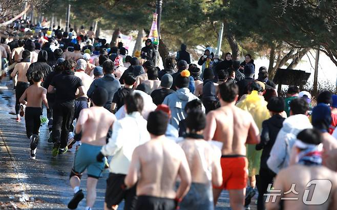 (제천=뉴스1)손도언 기자= 충북 제천시 의림지에서 열린 '18회 제천 의림지 삼한 초록길 알몸 마라톤대회' 참가자./2026.1.11/뉴스1