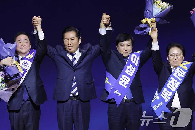 정청래 더불어민주당 대표가 11일 서울 여의도 국회 의원회관에서 열린 최고위원 보궐선거 후보자 합동연설회에서 강득구, 이성윤, 문정복 신임 최고위원과 기념 촬영을 하고 있다. 2026.1.11/뉴스1 ⓒ News1 신웅수 기자