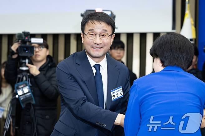 더불어민주당 신임 원내대표로 선출된 한병도 의원이 11일 서울 여의도 국회에서 열린 제22대 국회 더불어민주당 원내대표 선출을 위한 의원총회에서 백혜련 의원과 인사를 나누며 의원들을 바라보고 있다. 2026.1.11/뉴스1 ⓒ News1 유승관 기자