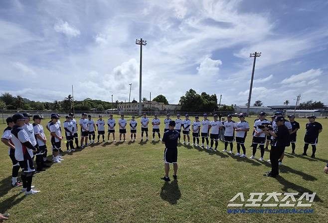 사이판 캠프 첫날 단체 미팅을 갖는 야구 대표팀. 사진=나유리 기자