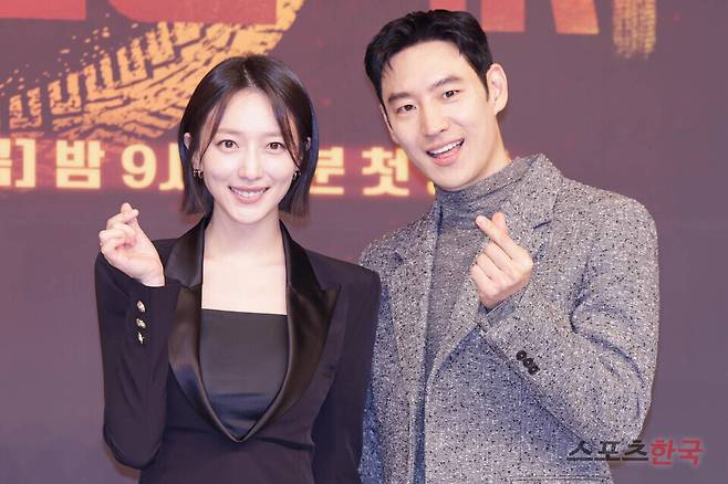 SBS 새 금토드라마 '모범택시3' 제작발표회에 참석한 이제훈, 표예진. 25.11.18 ⓒ이혜영 기자 lhy@hankooki.com