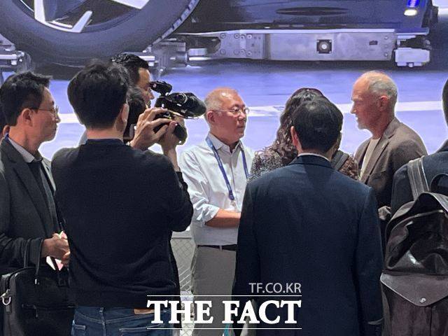 정의선 현대자동차그룹 회장이 6일(현지시간) 미국 라스베이거스에서 열린 CES 2026 현대차그룹 부스를 점검하고 임직원과 대화를 나누고 있다. /라스베이거스=최의종 기자