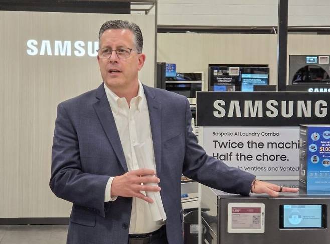 마이클 맥더못(Michael P.McDermott) 삼성전자 미국법인 소비자가전(CE)부문 부사장이 미국 라스베이거스 베스트바이 매장에서 삼성전자 AI 가전에 대해 설명하고 있다. 공동취재단.