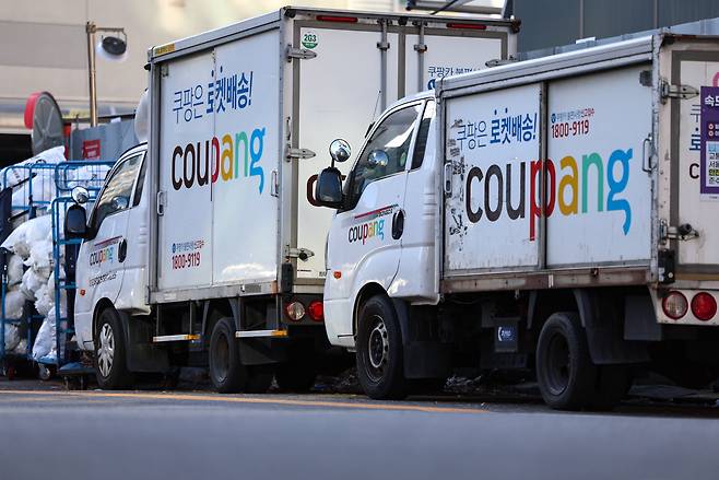 서울 시내 한 쿠팡 물류센터에 배송차량이 주차돼 있다. /뉴스1