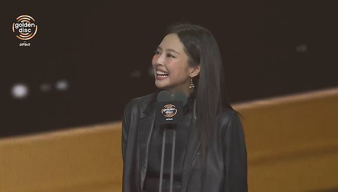 제니가 ‘아티스트 대상’을 수상하고 수상 소감을 전하고 있다./‘제40회 골든디스크어워즈 with 업비트’ 방송 화면 캡처
