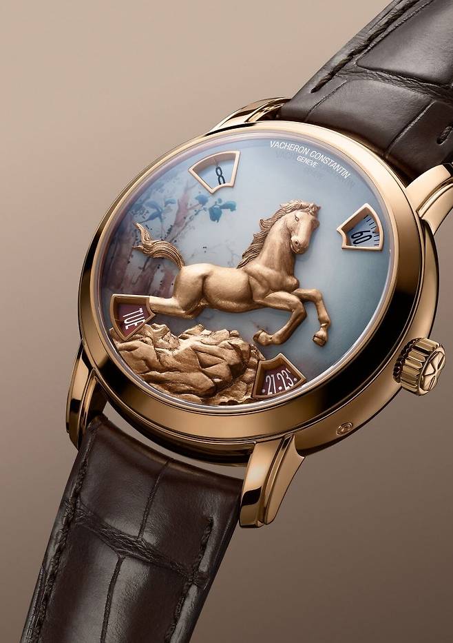 말의 갈기와 잔근육, 발굽까지 세밀하게 표현한 핸드 인그레이빙이 살아 움직이는 듯한 입체감을 선사한다. 바쉐론 콘스탄틴.