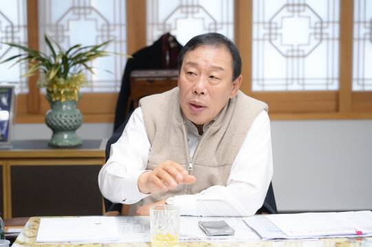 '월파출해(越波出海)'. 임기 마지막 해를 맞은 최민호 세종시장은 병오년(丙午年) 새해 시정 화두로 이 사자성어를 꺼냈다. 대전일보와 새해 인터뷰를 하고 있는 최민호 세종시장. &nbsp;세종시 제공