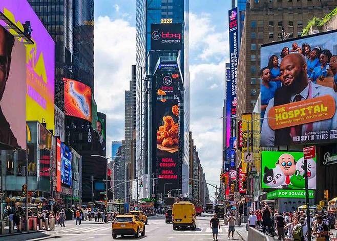 뉴욕 타임스스퀘어(Times Square) 정중앙에 위치한 ‘원 타임스스퀘어(One Times Squar)ⓒ제너시스BBQ