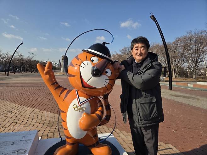 신치용 한국체육산업개발 대표가 호돌이 옆에서 기념 사진을 찍었다. 이헌재 기자