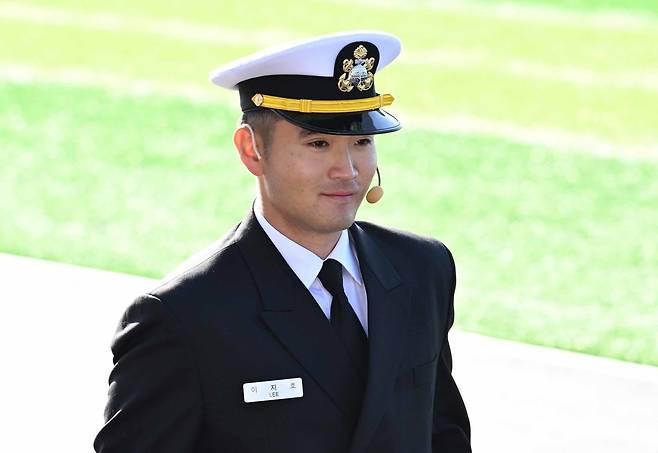 이재용 삼성전자 회장 장남 이지호 소위가 28일 오후 경남 창원시 진해구 해군사관학교에서 열린 ‘제139기 해군사관후보생 임관식’에 참석하고 있다. (공동취재) 2025.11.28/뉴스1