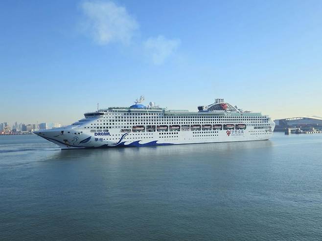 6일 중국 천진동방국제크루즈사의 7만7000t급 ‘드림호’가 인천항 크루즈터미널에 접안하고 있다. 올해 인천항에는 60여 척에 이르는 크루즈가 입항을 예약한 상태다. 인천항만공사 제공