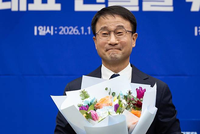 더불어민주당 신임 원내대표로 선출된 한병도 의원이 11일 서울 여의도 국회에서 열린 제22대 국회 더불어민주당 원내대표 선출을 위한 의원총회에서 꽃다발을 들고 있다. 2026.1.11 뉴스1