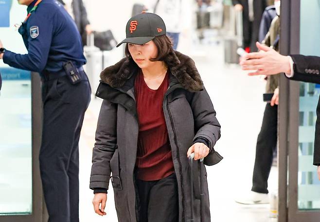 2022년 지방선거를 앞두고 강선우 무소속 의원에게 ‘공천헌금’ 1억원을 건넨 의혹을 받는 김경 서울시의원이 11일 오후 인천국제공항 제1여객터미널을 통해 귀국하고 있다. 2026.01.11. 인천공항=뉴시스