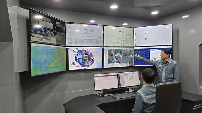 최종웅 삼성중공업 자율운항연구센터장(오른쪽)이 자율운항원격운영센터에서 설명하고 있다. 삼성중공업 제공