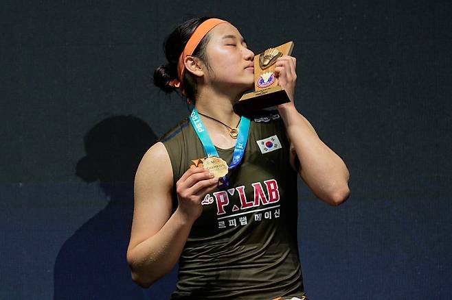 안세영이 새해 첫 대회인 말레이시아 오픈에서 우승하고 트로피에 입을 맞추고 있다.연합뉴스