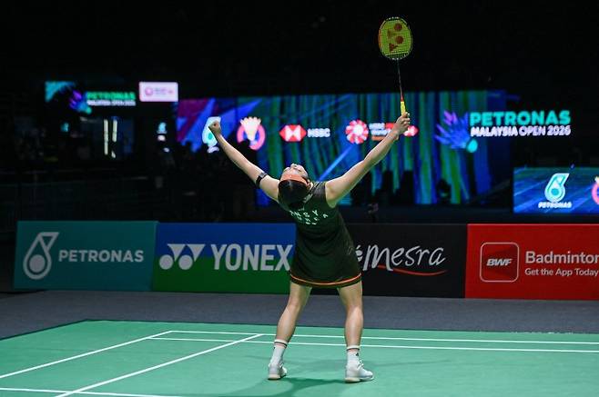 2세트 극적인 역전승 이후 두 팔을 번쩍 드는 안세영.뉴시스