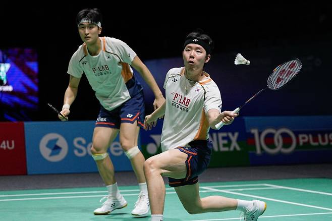 김원호(왼쪽)와 서승재가 11일(현지 시간) 말레이시아 쿠알라룸푸르 악시아타 아레나에서 열린 2026 세계배드민턴연맹(BWF) 월드 투어 슈퍼 1000 말레이시아오픈 남자 복식 결승에서 애런 치아-소위익 조(말레이시아)와 경기하고 있다. 김원호-서승재가 2-1(21-15 12-21 21-18)로 승리하고 2연패를 달성했다.뉴시스