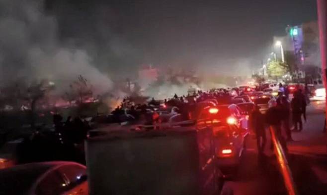 이란 동북부에 위치한 라자비호라산주의 최대 도시 마슈하드에서 반정부 시위가 확산되는 가운데 연기가 피어오르고 있다. 마슈하드는 이란에서 테헤란 다음으로 두번째로 큰 도시다. 10일 소셜미디어에 공개된 영상을 로이터 통신이 갈무리한 것이다. 마슈하드/로이터 연합뉴스