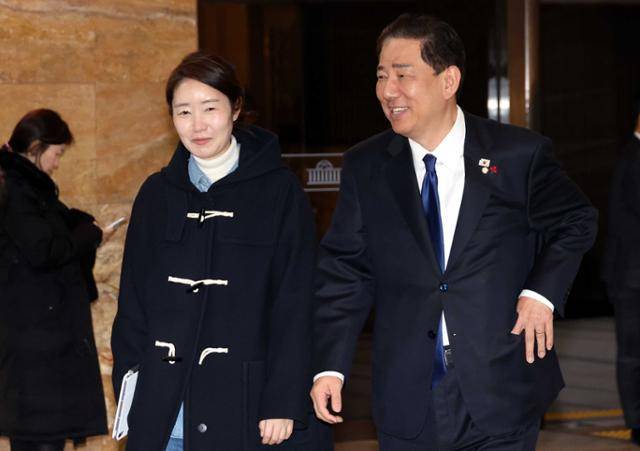 더불어민주당의 김병기(오른쪽) 전 원내대표와 강선우(가운데·현 무소속) 의원이 지난달 24일 서울 여의도 국회의사당에서 국회 본회의를 마친 뒤 회의장을 나서고 있다. 뉴시스·